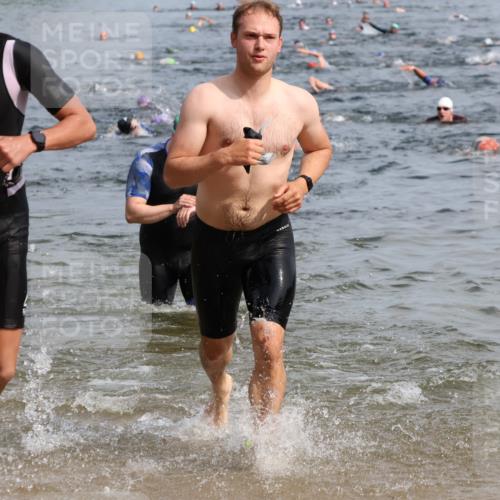 15.06.2025 - 27. Vierlanden-Triathlon Lena Gebhardt http://msf.ph/oto/8049687 15.06.2025 09:54:50 Schwimmen 297, 319, 336, 344, 361 meine-sportfotos.de