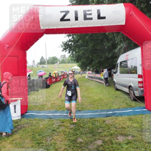 21.06.2025 - 27. Vierlanden-Triathlon MichiJ http://msf.ph/oto/8049688 15.06.2026 14:27:27 Ziel 1224 meine-sportfotos.de
