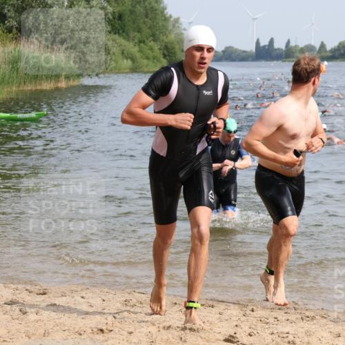 15.06.2025 - 27. Vierlanden-Triathlon Lena Gebhardt http://msf.ph/oto/8049689 15.06.2025 09:54:51 Schwimmen 297, 319, 336, 344, 361 meine-sportfotos.de