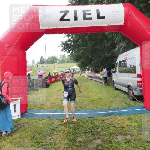 21.06.2025 - 27. Vierlanden-Triathlon MichiJ http://msf.ph/oto/8049690 15.06.2026 14:27:27 Ziel 1224 meine-sportfotos.de