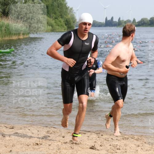 15.06.2025 - 27. Vierlanden-Triathlon Lena Gebhardt http://msf.ph/oto/8049691 15.06.2025 09:54:51 Schwimmen 297, 319, 336, 344, 361 meine-sportfotos.de