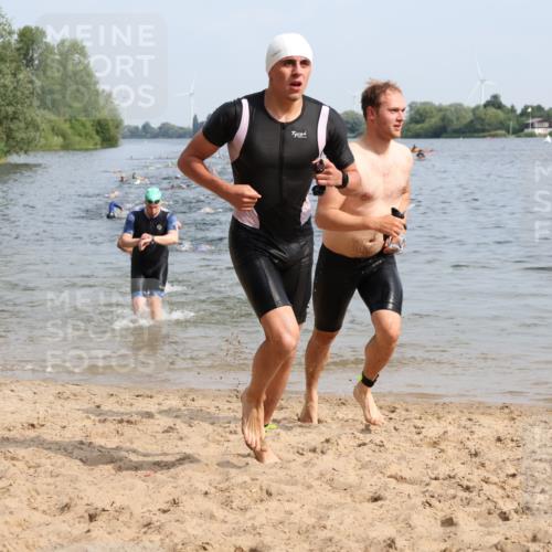 15.06.2025 - 27. Vierlanden-Triathlon Lena Gebhardt http://msf.ph/oto/8049693 15.06.2025 09:54:52 Schwimmen 297, 319, 336, 344, 361 meine-sportfotos.de