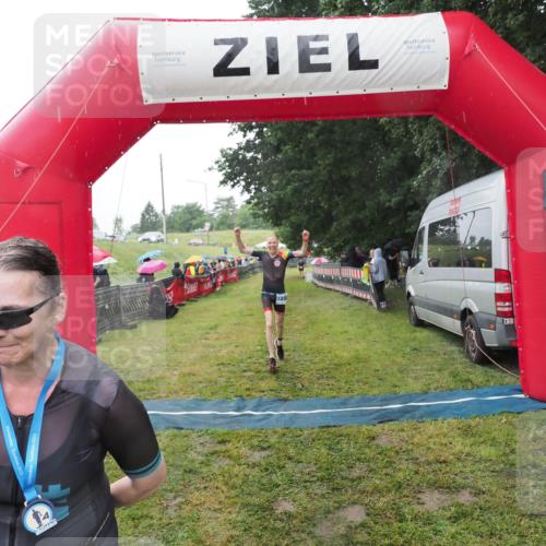 21.06.2025 - 27. Vierlanden-Triathlon MichiJ http://msf.ph/oto/8049694 15.06.2026 14:27:32 Ziel 1224, 1239 meine-sportfotos.de