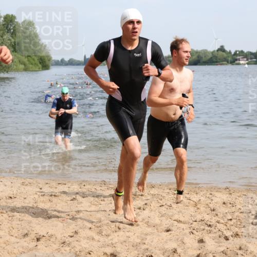 15.06.2025 - 27. Vierlanden-Triathlon Lena Gebhardt http://msf.ph/oto/8049695 15.06.2025 09:54:52 Schwimmen 297, 319, 336, 344, 361 meine-sportfotos.de