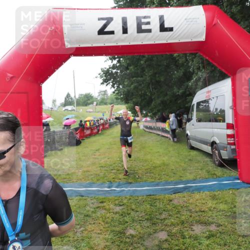 21.06.2025 - 27. Vierlanden-Triathlon MichiJ http://msf.ph/oto/8049696 15.06.2026 14:27:32 Ziel 1224, 1239 meine-sportfotos.de