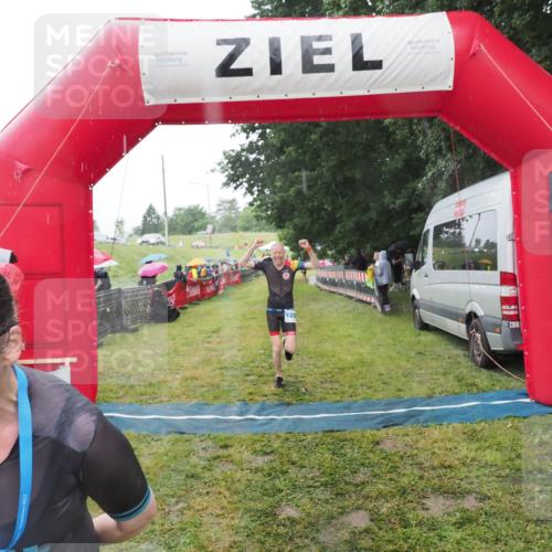 21.06.2025 - 27. Vierlanden-Triathlon MichiJ http://msf.ph/oto/8049698 15.06.2026 14:27:32 Ziel 1224, 1239 meine-sportfotos.de