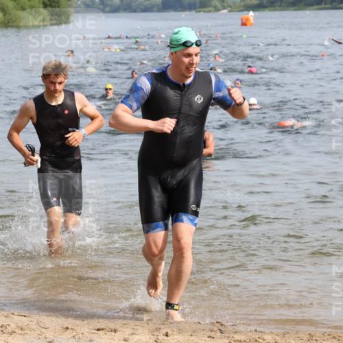 15.06.2025 - 27. Vierlanden-Triathlon Lena Gebhardt http://msf.ph/oto/8049699 15.06.2025 09:54:54 Schwimmen 297, 319, 336, 344, 361 meine-sportfotos.de