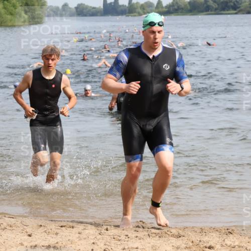 15.06.2025 - 27. Vierlanden-Triathlon Lena Gebhardt http://msf.ph/oto/8049700 15.06.2025 09:54:55 Schwimmen 297, 319, 336, 344, 361 meine-sportfotos.de