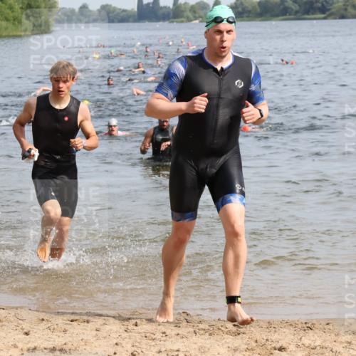 15.06.2025 - 27. Vierlanden-Triathlon Lena Gebhardt http://msf.ph/oto/8049702 15.06.2025 09:54:55 Schwimmen 297, 319, 336, 344, 361 meine-sportfotos.de