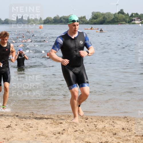 15.06.2025 - 27. Vierlanden-Triathlon Lena Gebhardt http://msf.ph/oto/8049704 15.06.2025 09:54:56 Schwimmen 297, 319, 326, 336, 344, 361 meine-sportfotos.de