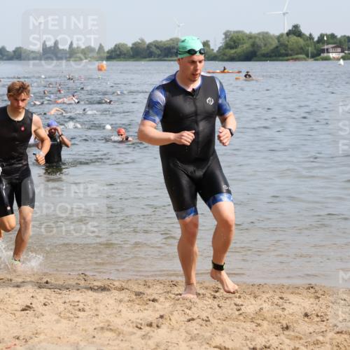 15.06.2025 - 27. Vierlanden-Triathlon Lena Gebhardt http://msf.ph/oto/8049706 15.06.2025 09:54:56 Schwimmen 297, 319, 326, 336, 344, 361 meine-sportfotos.de