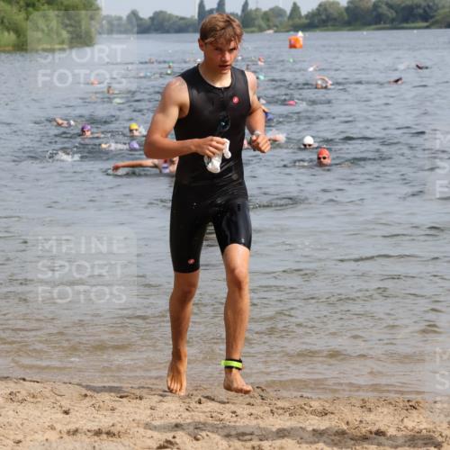 15.06.2025 - 27. Vierlanden-Triathlon Lena Gebhardt http://msf.ph/oto/8049708 15.06.2025 09:54:56 Schwimmen 297, 319, 326, 336, 344, 361 meine-sportfotos.de