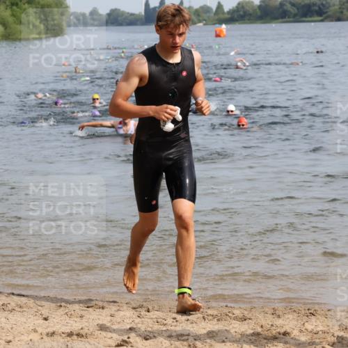 15.06.2025 - 27. Vierlanden-Triathlon Lena Gebhardt http://msf.ph/oto/8049710 15.06.2025 09:54:56 Schwimmen 297, 319, 326, 336, 344, 361 meine-sportfotos.de