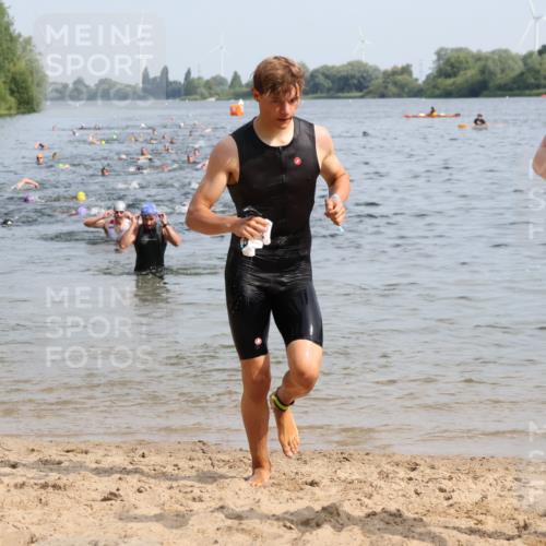 15.06.2025 - 27. Vierlanden-Triathlon Lena Gebhardt http://msf.ph/oto/8049712 15.06.2025 09:54:57 Schwimmen 319, 326, 336, 344, 361 meine-sportfotos.de