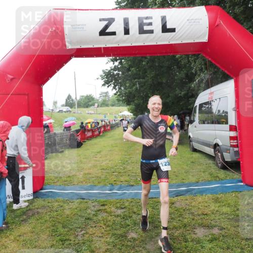 21.06.2025 - 27. Vierlanden-Triathlon MichiJ http://msf.ph/oto/8049715 15.06.2026 14:27:33 Ziel 1224, 1239, 1299 meine-sportfotos.de