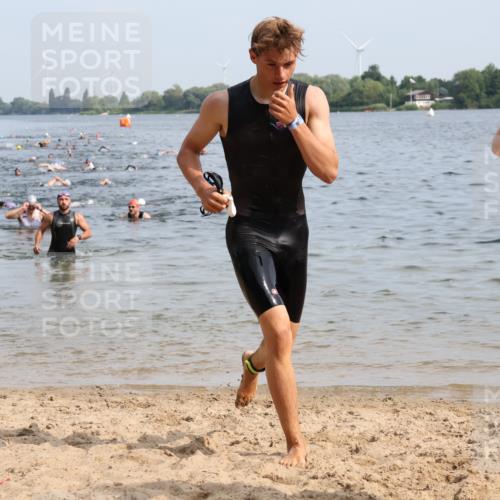 15.06.2025 - 27. Vierlanden-Triathlon Lena Gebhardt http://msf.ph/oto/8049716 15.06.2025 09:54:57 Schwimmen 319, 326, 336, 344, 361 meine-sportfotos.de