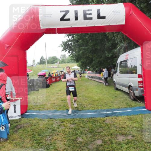 21.06.2025 - 27. Vierlanden-Triathlon MichiJ http://msf.ph/oto/8049722 15.06.2026 14:27:37 Ziel 1239, 1299 meine-sportfotos.de