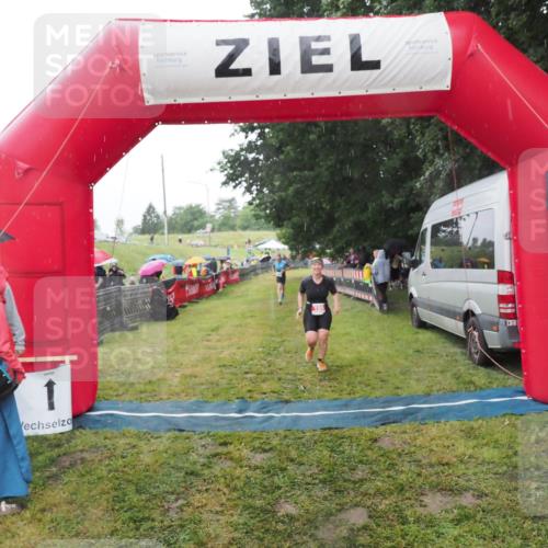 21.06.2025 - 27. Vierlanden-Triathlon MichiJ http://msf.ph/oto/8049737 15.06.2026 14:27:44 Ziel 199, 1299, 1314 meine-sportfotos.de