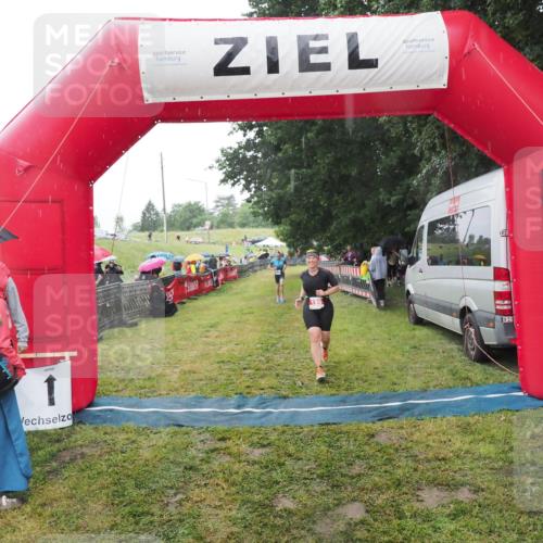 21.06.2025 - 27. Vierlanden-Triathlon MichiJ http://msf.ph/oto/8049741 15.06.2026 14:27:44 Ziel 199, 1299, 1314 meine-sportfotos.de