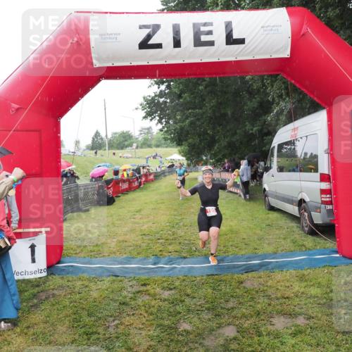 21.06.2025 - 27. Vierlanden-Triathlon MichiJ http://msf.ph/oto/8049750 15.06.2026 14:27:45 Ziel 199, 1314 meine-sportfotos.de