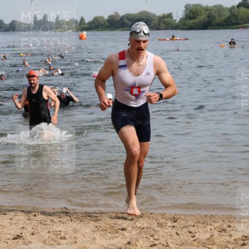 15.06.2025 - 27. Vierlanden-Triathlon Lena Gebhardt http://msf.ph/oto/8049758 15.06.2025 09:55:09 Schwimmen 299, 306, 311, 326 meine-sportfotos.de