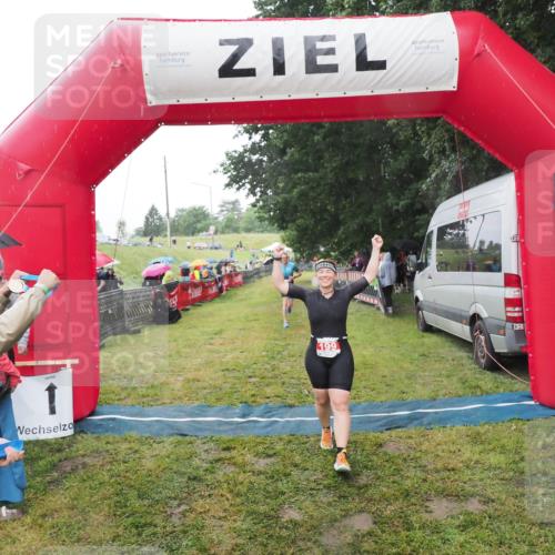 21.06.2025 - 27. Vierlanden-Triathlon MichiJ http://msf.ph/oto/8049762 15.06.2026 14:27:46 Ziel 199, 1314 meine-sportfotos.de