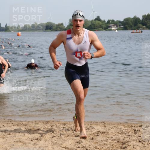 15.06.2025 - 27. Vierlanden-Triathlon Lena Gebhardt http://msf.ph/oto/8049763 15.06.2025 09:55:10 Schwimmen 299, 306, 311, 326 meine-sportfotos.de