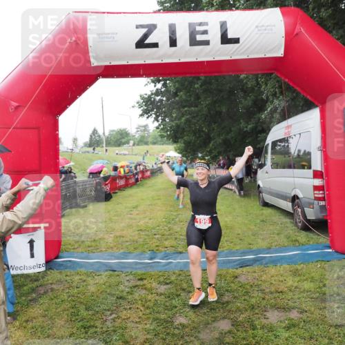 21.06.2025 - 27. Vierlanden-Triathlon MichiJ http://msf.ph/oto/8049769 15.06.2026 14:27:46 Ziel 199, 1314 meine-sportfotos.de