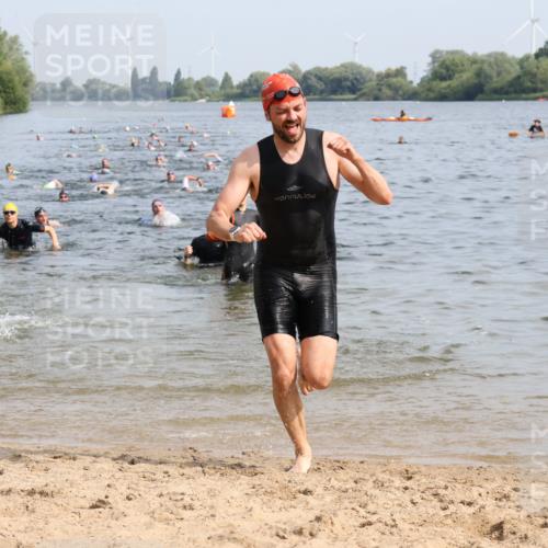 15.06.2025 - 27. Vierlanden-Triathlon Lena Gebhardt http://msf.ph/oto/8049772 15.06.2025 09:55:12 Schwimmen 299, 306, 311, 326, 348 meine-sportfotos.de