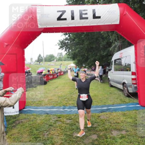 21.06.2025 - 27. Vierlanden-Triathlon MichiJ http://msf.ph/oto/8049773 15.06.2026 14:27:46 Ziel 199, 1314 meine-sportfotos.de