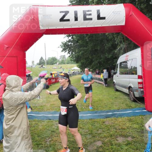21.06.2025 - 27. Vierlanden-Triathlon MichiJ http://msf.ph/oto/8049776 15.06.2026 14:27:48 Ziel 199, 1314 meine-sportfotos.de