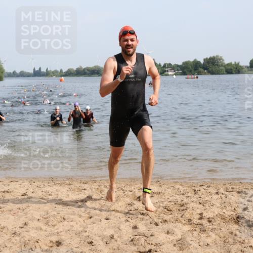 15.06.2025 - 27. Vierlanden-Triathlon Lena Gebhardt http://msf.ph/oto/8049777 15.06.2025 09:55:13 Schwimmen 299, 306, 311, 326, 348, 353 meine-sportfotos.de