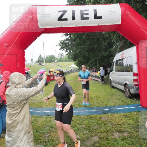 21.06.2025 - 27. Vierlanden-Triathlon MichiJ http://msf.ph/oto/8049778 15.06.2026 14:27:48 Ziel 199, 1314 meine-sportfotos.de