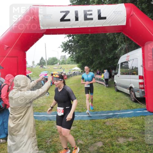21.06.2025 - 27. Vierlanden-Triathlon MichiJ http://msf.ph/oto/8049780 15.06.2026 14:27:48 Ziel 199, 1314 meine-sportfotos.de