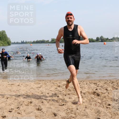 15.06.2025 - 27. Vierlanden-Triathlon Lena Gebhardt http://msf.ph/oto/8049781 15.06.2025 09:55:13 Schwimmen 299, 306, 311, 326, 348, 353 meine-sportfotos.de