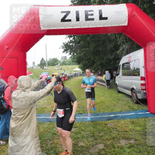 21.06.2025 - 27. Vierlanden-Triathlon MichiJ http://msf.ph/oto/8049782 15.06.2026 14:27:48 Ziel 199, 1314 meine-sportfotos.de