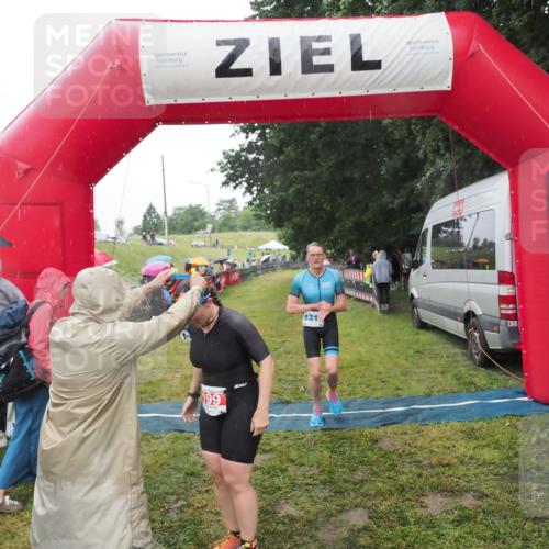 21.06.2025 - 27. Vierlanden-Triathlon MichiJ http://msf.ph/oto/8049784 15.06.2026 14:27:48 Ziel 199, 1314 meine-sportfotos.de