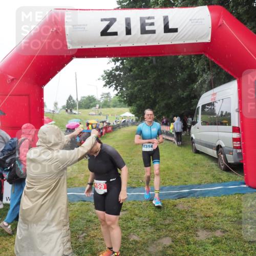 21.06.2025 - 27. Vierlanden-Triathlon MichiJ http://msf.ph/oto/8049787 15.06.2026 14:27:48 Ziel 199, 1314 meine-sportfotos.de