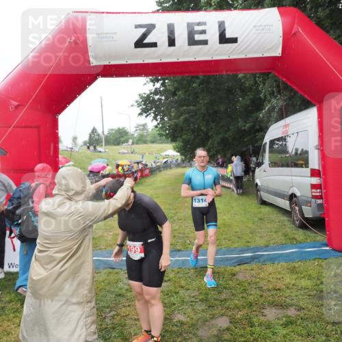 21.06.2025 - 27. Vierlanden-Triathlon MichiJ http://msf.ph/oto/8049789 15.06.2026 14:27:48 Ziel 199, 1314 meine-sportfotos.de