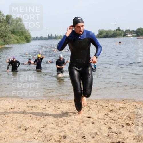15.06.2025 - 27. Vierlanden-Triathlon Lena Gebhardt http://msf.ph/oto/8049796 15.06.2025 09:55:16 Schwimmen 299, 306, 311, 316, 326, 327, 348, 353 meine-sportfotos.de