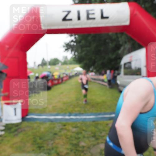 21.06.2025 - 27. Vierlanden-Triathlon MichiJ http://msf.ph/oto/8049799 15.06.2026 14:28:02 Ziel 1233 meine-sportfotos.de
