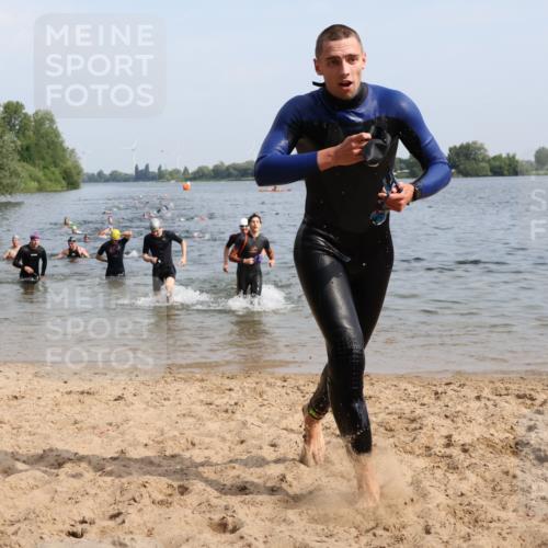 15.06.2025 - 27. Vierlanden-Triathlon Lena Gebhardt http://msf.ph/oto/8049800 15.06.2025 09:55:17 Schwimmen 299, 306, 311, 316, 327, 335, 348, 353 meine-sportfotos.de