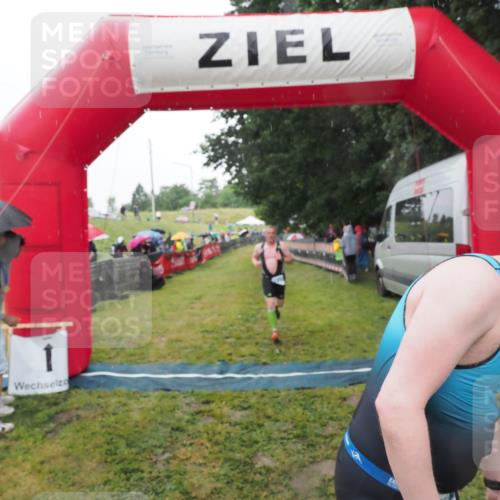 21.06.2025 - 27. Vierlanden-Triathlon MichiJ http://msf.ph/oto/8049801 15.06.2026 14:28:02 Ziel 1233 meine-sportfotos.de