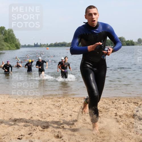 15.06.2025 - 27. Vierlanden-Triathlon Lena Gebhardt http://msf.ph/oto/8049802 15.06.2025 09:55:17 Schwimmen 299, 306, 311, 316, 327, 335, 348, 353 meine-sportfotos.de