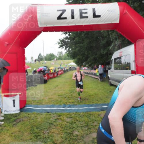 21.06.2025 - 27. Vierlanden-Triathlon MichiJ http://msf.ph/oto/8049803 15.06.2026 14:28:02 Ziel 1233 meine-sportfotos.de
