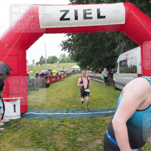 21.06.2025 - 27. Vierlanden-Triathlon MichiJ http://msf.ph/oto/8049809 15.06.2026 14:28:03 Ziel 1233 meine-sportfotos.de