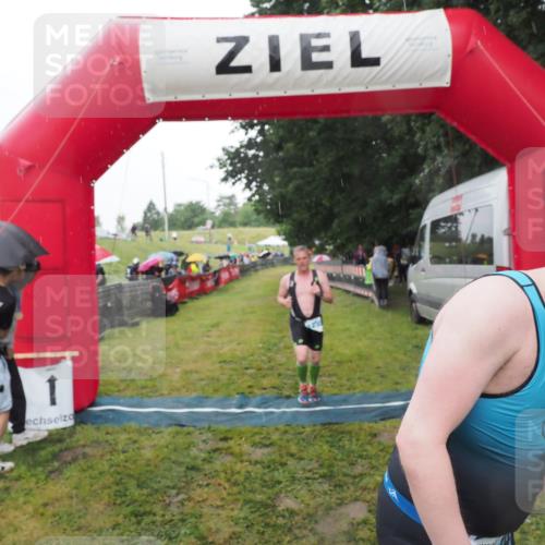 21.06.2025 - 27. Vierlanden-Triathlon MichiJ http://msf.ph/oto/8049811 15.06.2026 14:28:03 Ziel 1233 meine-sportfotos.de