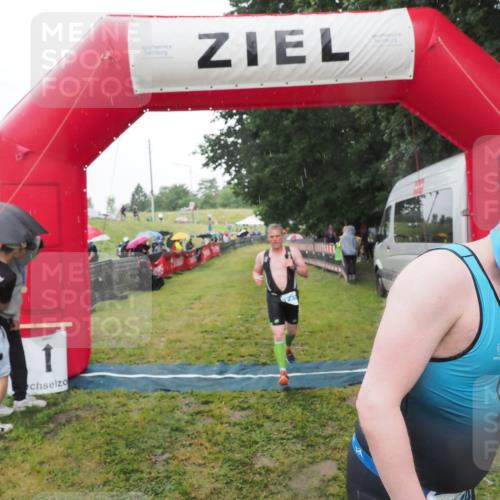 21.06.2025 - 27. Vierlanden-Triathlon MichiJ http://msf.ph/oto/8049813 15.06.2026 14:28:03 Ziel 1233 meine-sportfotos.de