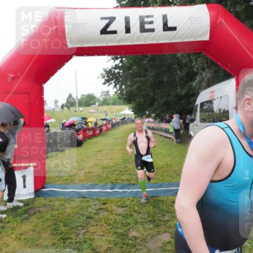 21.06.2025 - 27. Vierlanden-Triathlon MichiJ http://msf.ph/oto/8049815 15.06.2026 14:28:03 Ziel 1233 meine-sportfotos.de