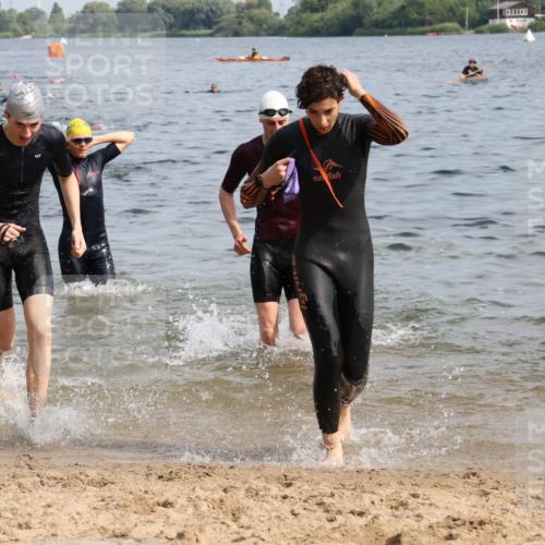 15.06.2025 - 27. Vierlanden-Triathlon Lena Gebhardt http://msf.ph/oto/8049816 15.06.2025 09:55:20 Schwimmen 299, 306, 311, 316, 327, 335, 348, 353 meine-sportfotos.de